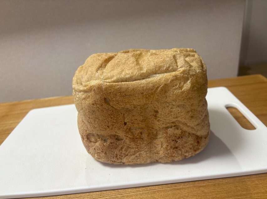 ホームベーカリーで焼きあがった全粒粉パン
