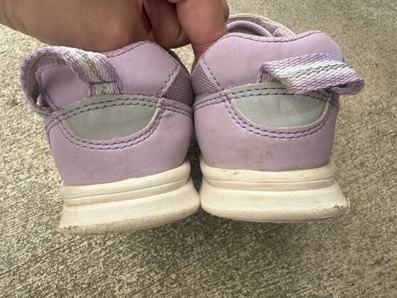かかとがすり減った子どものスニーカー